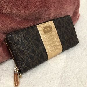 Michael kors wallet 💯% authentic!!